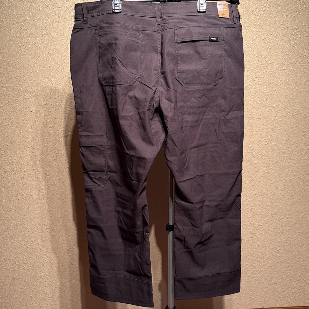 Men’s 42x28 charcoal gray super stretch cargo hiking straight leg pants - Picture 8 of 11